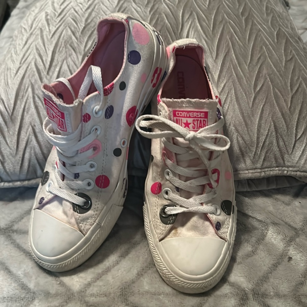 Converse polka dots